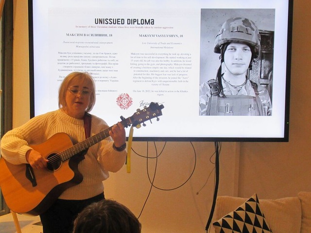 Alina Linkova singt bewegende Lieder v...s im Krieg getteten jungen Ukrainers.  | Foto: Susanne Haupt-Kerkovius