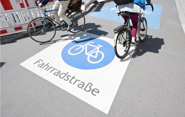 Radfahrer fahren in Tbingen auf einer Fahrradstrae.  | Foto: Bernd Weibrod (dpa)