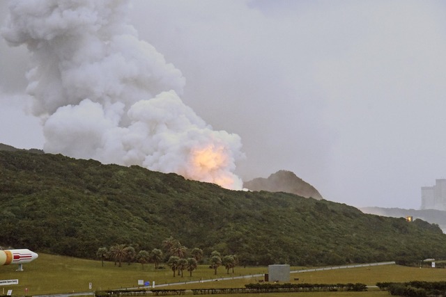 Erneut geht ein Triebwerk f&uuml;r die... Kleinrakete Epsilon S in Flammen auf.  | Foto: ./kyodo/dpa