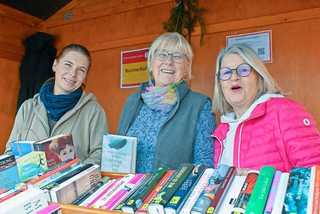 Am Stand der Gemeindebcherei freuen s... Beate Schilling ber das gute Wetter.  | Foto: Endrik Baublies