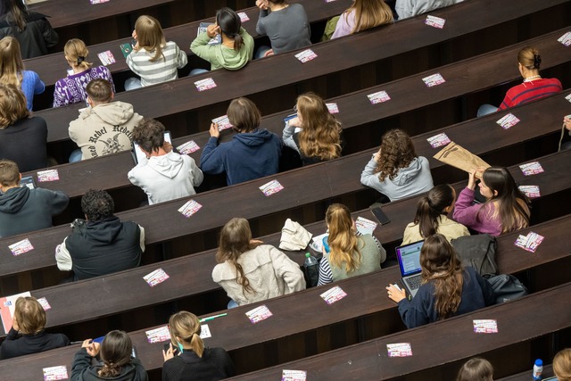 Zum dritten Mal in Folge ist die Zahl ...en Hochschulen gestiegen. (Symbolbild)  | Foto: Peter Kneffel/dpa