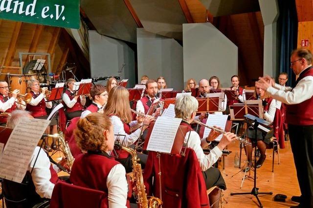 Musikverein Oberbrnd rockt die Halle – und ehrt langjhrige Mitglieder