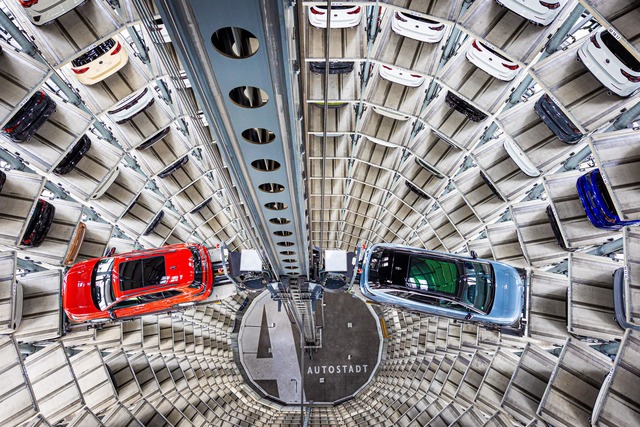 Volkswagen steht vor einem harten Arbeitskampf. (Archivbild)  | Foto: Moritz Frankenberg/dpa