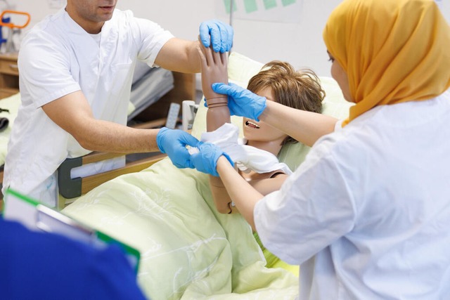 Auslndische Pflegefachkrfte in Anerk...men hier an einem Praxistraining teil.  | Foto: Friso Gentsch (dpa)