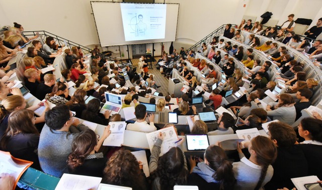 Voller Hrsaal: Immer mehr Menschen in...den sich fr ein Studium (Symbolbild).  | Foto: Waltraud Grubitzsch (dpa)