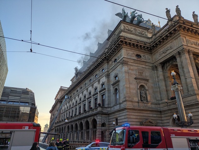 Rauch steigt w&auml;hrend eines Brands...;ude des Nationaltheaters in Prag auf.  | Foto: Du&#154;ek Tom&aacute;&#154;/CTK/dpa