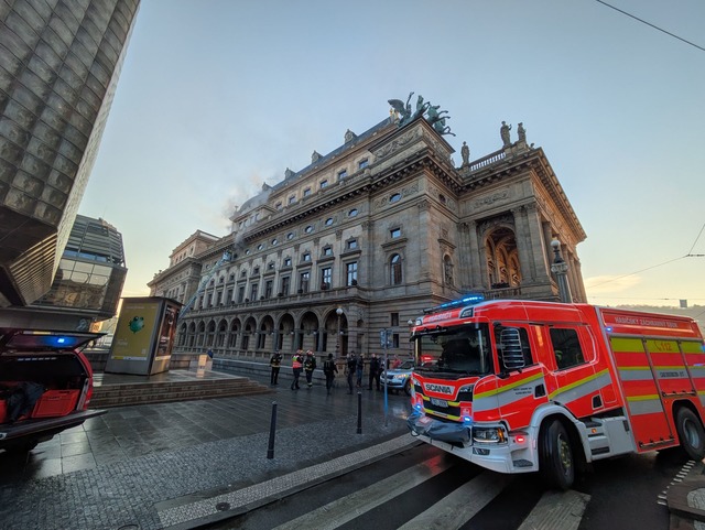 Die Feuerwehr im Einsatz am Nationalth... Prag (N&aacute;rodn&iacute; divadlo).  | Foto: Du&#154;ek Tom&aacute;&#154;/CTK/dpa