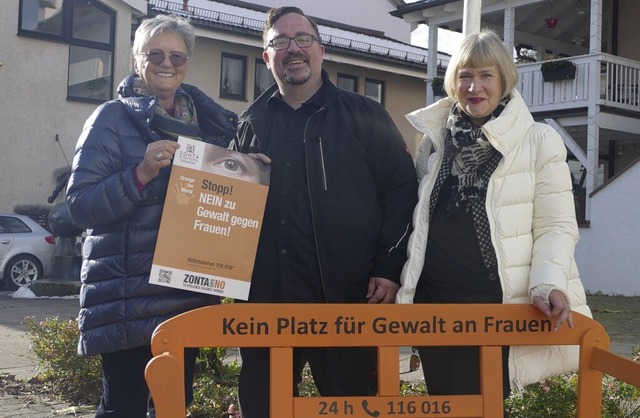 Zonta sagt Nein zu Gewalt gegen Frauen... vor einer der orangen  Bnke in Wehr.  | Foto: Sebastian Kurtenacker