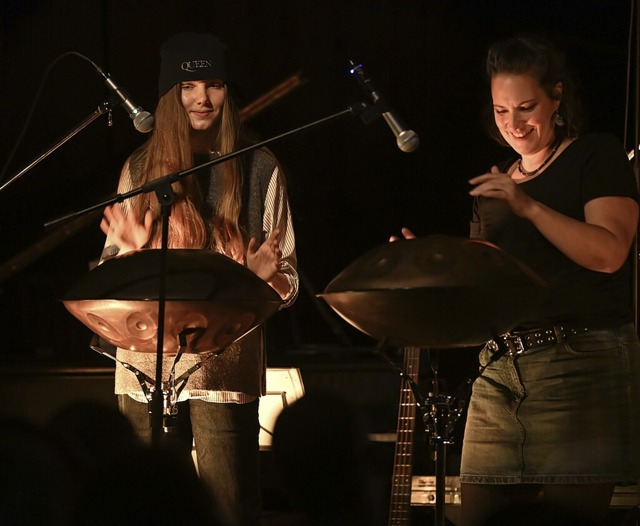 Fiona Trefzger und Daniela Lechner an den Handpans  | Foto: HAT