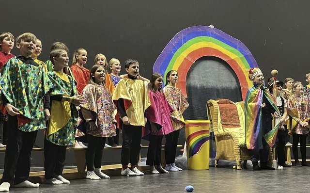 Mit ihren bunten Kostmen hauchen die ... Bhne der Schluchseehalle Leben ein.   | Foto: Lina Boegel