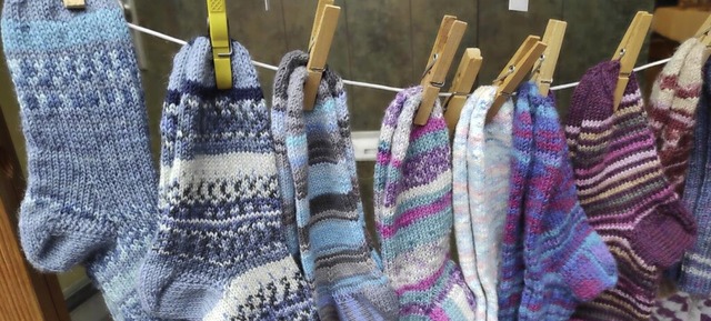 Warme Socken sind fr obdachlose Menschen dringend ntig.  | Foto: Christa Maier