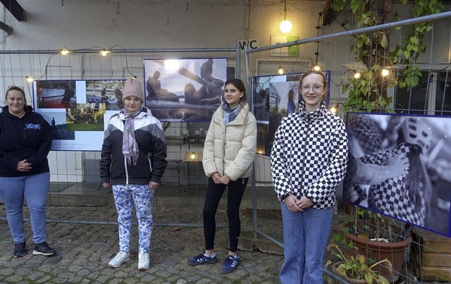 An Bauzunen im Hof prsentierten Juge...im Workshop entstandenen Fotografien.   | Foto: Roswitha Frey