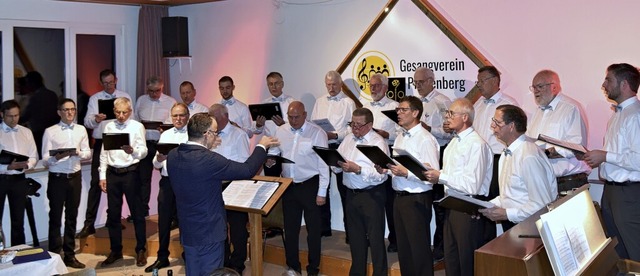 Der Gesangverein Pfaffenberg mit dem D...nten Jakob Frumann beim Jahreskonzert.  | Foto: Georg Ganter