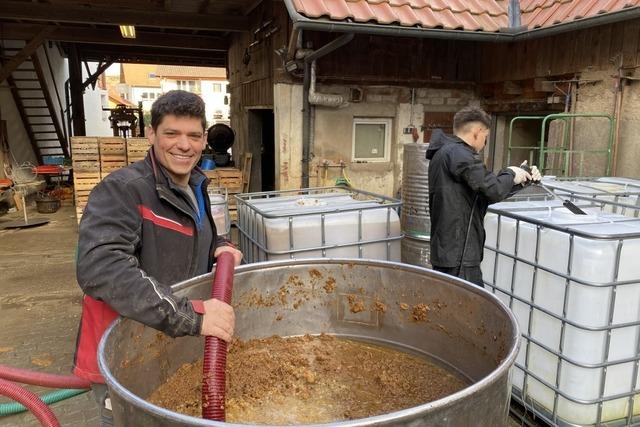 Der Freiburger Landwirt Eugen Hnsler bereitet im November seine Schnapsbrnde vor