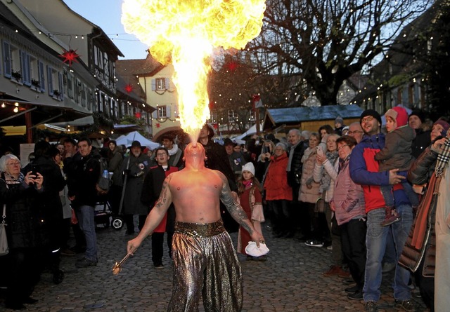 Der Mittelaltermarkt beginnt am Rathau...e Ihringer Herolde und Nachtwchter.    | Foto: Herbert Trogus