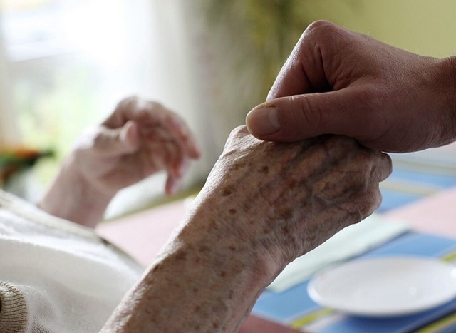 Landkreis will Pflege- und Sorgestruktur aufbauen.  | Foto: Oliver Berg (dpa)