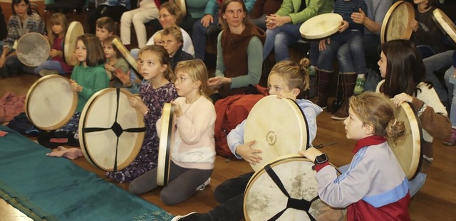 Beim Trommelkonzert mit dem Trio Cosku...nte das Publikum selbst aktiv werden.   | Foto: Herbert Birkle