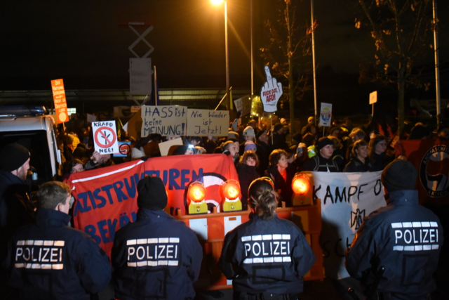 Rund 300 Menschen demonstrieren gegen den AfD-Politiker Maximilian Krah in Rheinfelden