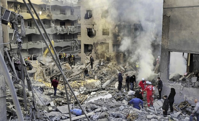 Rettungskrfte suchen nach Opfern eine...n der libanesischen Hauptstadt Beirut.  | Foto: Hassan Ammar (dpa)