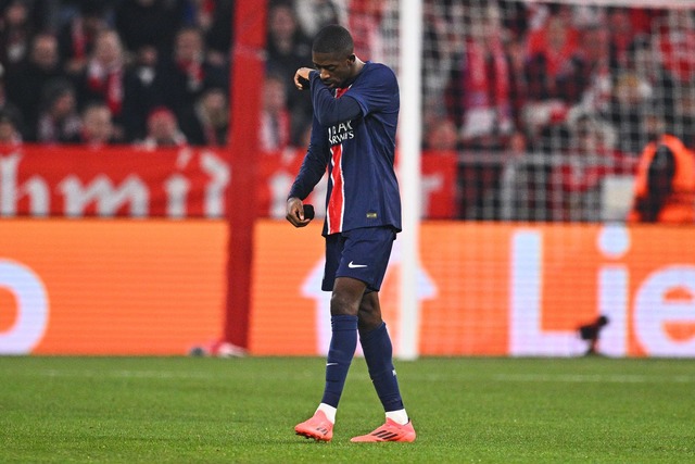 Mit Gelb-Rot vom Platz: Ousmane Dembele von Paris Saint-Germain.  | Foto: Tom Weller/dpa