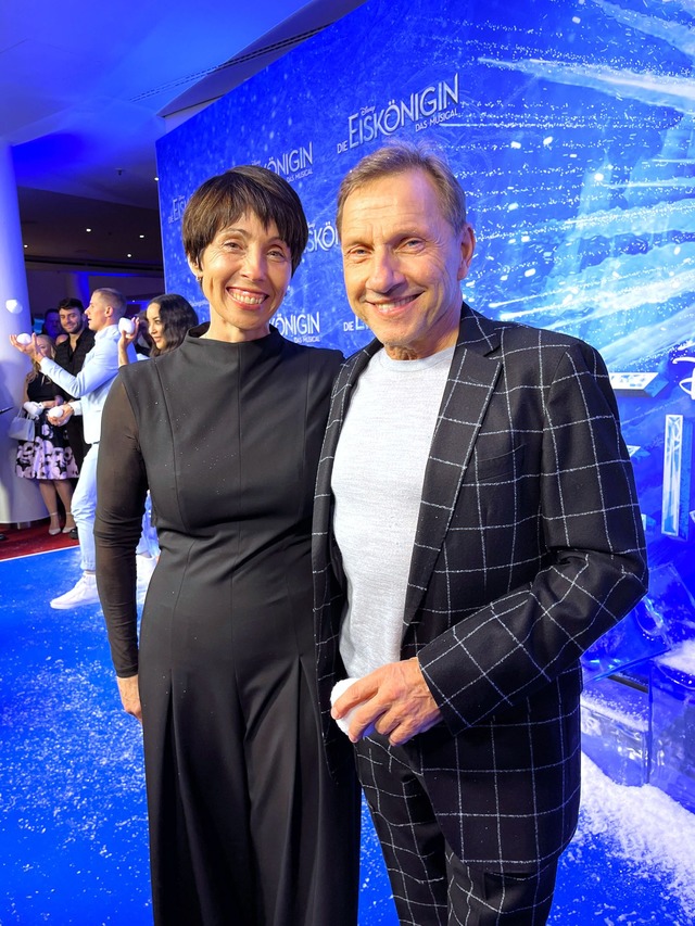 Richy M&uuml;ller und seine Frau Chris...Unterhaltung bei der Musical-Premiere.  | Foto: Nico Pointer/-/dpa