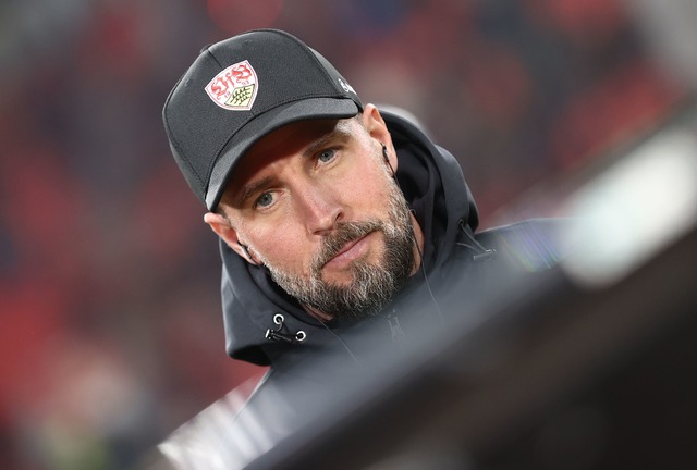 Der VfB Stuttgart und Trainer Sebastia...m Mittwoch bei Roter Stern Belgrad an.  | Foto: Rolf Vennenbernd/dpa