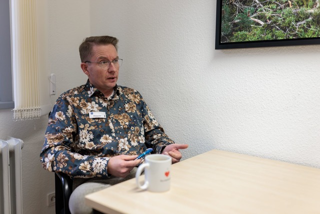 Michael Ruf (parteilos), B&uuml;rgerme...aiersbronn, sitzt in seinem B&uuml;ro.  | Foto: Philipp von Ditfurth/dpa