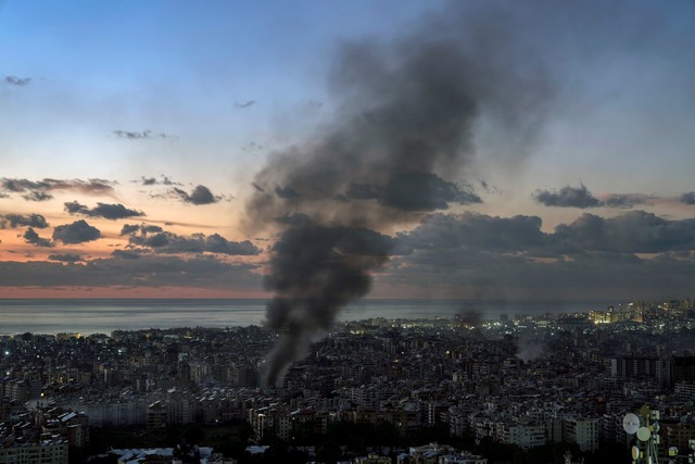 Die israelische Luftwaffe flog bis kur...Waffenruhe heftige Angriffe in Beirut.  | Foto: Bilal Hussein/AP/dpa