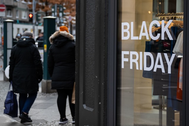 Der Black Friday gilt in den USA oft a...ie Weihnachtseinkaufszeit (Symbolbild)  | Foto: Hannes P. Albert/dpa