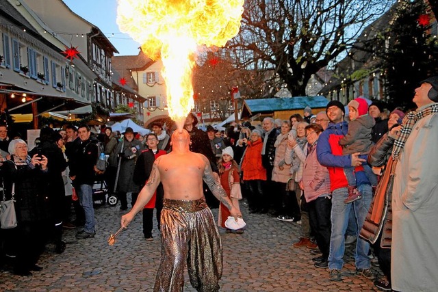 Der Mittelaltermarkt beginnt am Rathau...die Ihringer Herolde und Nachtwchter.  | Foto: Herbert Trogus