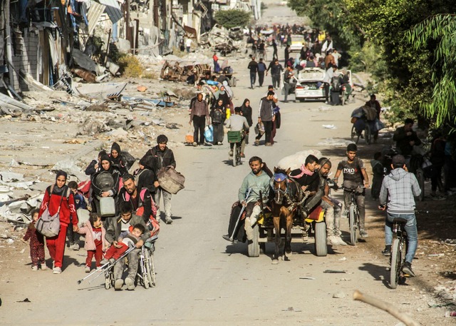 Pal&auml;stinenser fliehen nach einer ...ml;rdlichen Gazastreifen. (Archivbild)  | Foto: Mahmoud Issa/SOPA Images via ZUMA Press Wire/dpa