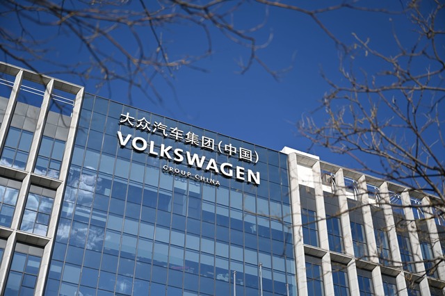 VW kooperiert seit langem mit dem Staatskonzern Saic.  | Foto: Johannes Neudecker/dpa