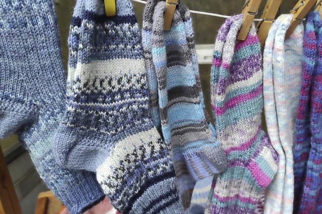 Mit Liebe gestrickt: Socken fr Mensch...e den Winter auf der Strae vebringen.  | Foto: Christa Maier