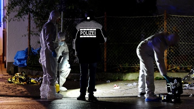 Beamte der Spurensicherung untersuchen...hen Messerangriff. (Foto vom 12.11.24)  | Foto: Kern/SDMG/dpa