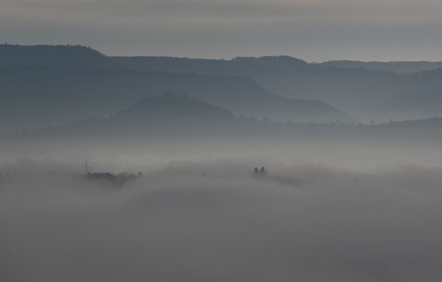 Nebelwolken liegen in den T&auml;lern ...l es am Vormittag in BW neblig werden.  | Foto: Bernd Wei&szlig;brod/dpa