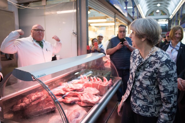 Wahlkampf an der Fleischtheke: Die fr&...sa May besuchte den Smithfield Market.  | Foto: picture alliance / Stefan Rousseau/PA Wire/dpa