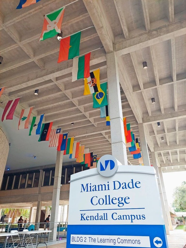 Der Kendall Campus des Miami Dade Coll...groe Vielfalt akademischer Programme.  | Foto: BZ