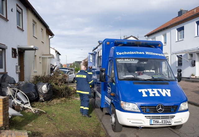 Besch&auml;digtes Haus nach vermutlicher Explosion  | Foto: Boris Roessler/dpa