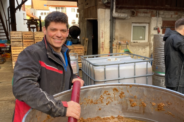 Der Freiburger Landwirt Eugen Hnsler bereitet im November seine Schnapsbrnde vor