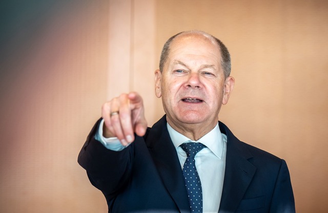 Die Bundesregierung von Kanzler Oaf Sc... hat im Bundestag keine Mehrheit mehr.  | Foto: Michael Kappeler/dpa