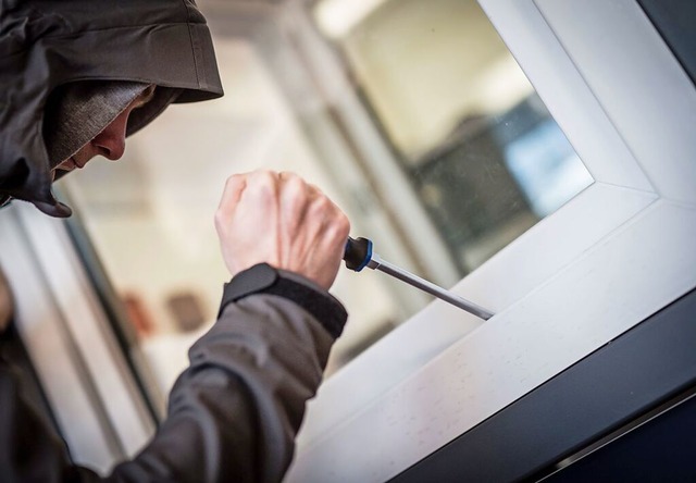 In Herbolzheim wurde in eine Wohnung eingebrochen (Symbolbild).  | Foto: Frank Rumpenhorst (dpa)