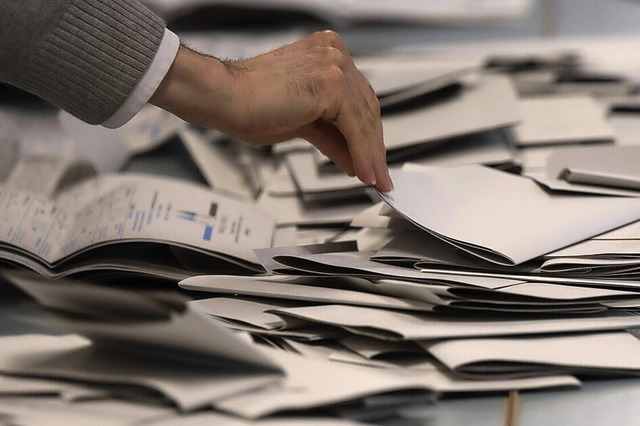 In Grenzach-Wyhlen werden Wahlhelfer gesucht.  | Foto: Sebastian Gollnow (dpa)