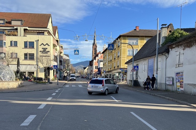 An und auf der Werderstrae sind Mensc...nter zu unbersichtlichen Situationen.  | Foto: Alexander Huber