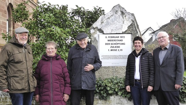 Bernd Nssler, Ilse und Gnter Richter...v.l.) vor dem Gedenkstein in Weisweil.  | Foto: Eberhard Schulz