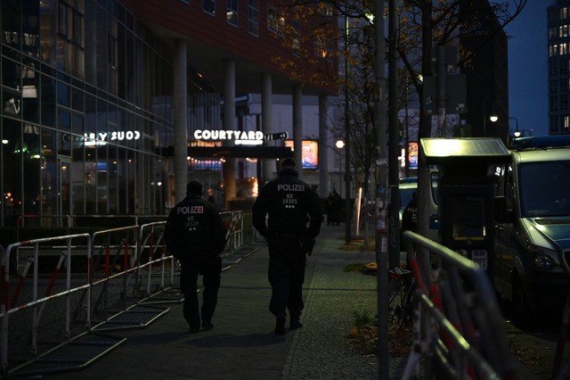 Auch das Hotel, in dem die Mannschaft ... wohnt, steht unter besonderem Schutz.  | Foto: Leonie Asendorpf/dpa