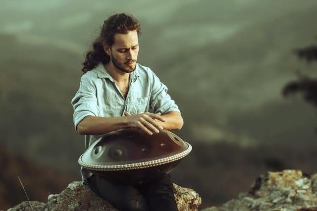 Der Handpan-Knstler Alexander Mercks spielt sein Abschlusskonzert in der Auferstehungskirche in Freiburg-Littenweiler