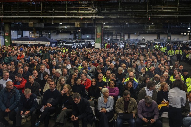 Viele Ford-Mitarbeiter in K&ouml;ln sorgen sich um ihre Arbeitspl&auml;tze.  | Foto: Oliver Berg/dpa