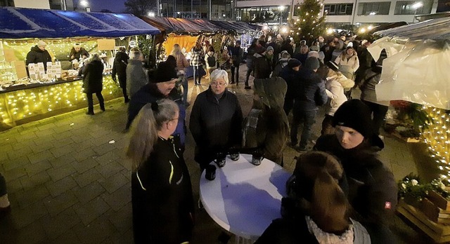 Der Weihnachtsmarkt auf dem Rathauspla...ts auch ein gesellschaftlicher Anlass.  | Foto: Hannes Lauber