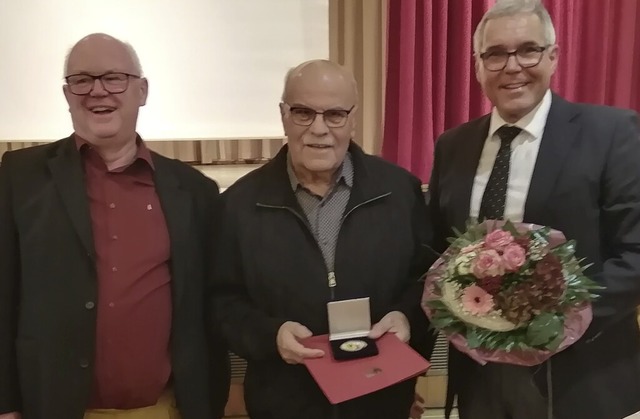 Achim Schell (l.) und Markus Vollmer (r.) ehren Walter Kiefer.  | Foto: Winfried Kninger