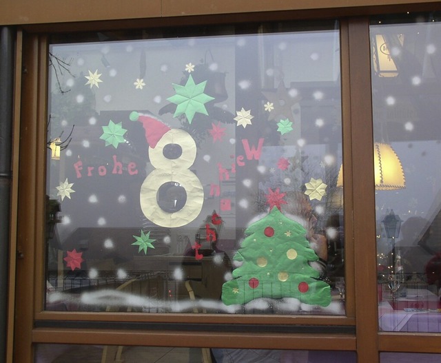 Beim lebendigen Adventskalender treffe... Tag an einem anderen Fenster im Ort.   | Foto: Karin Steinebrunner